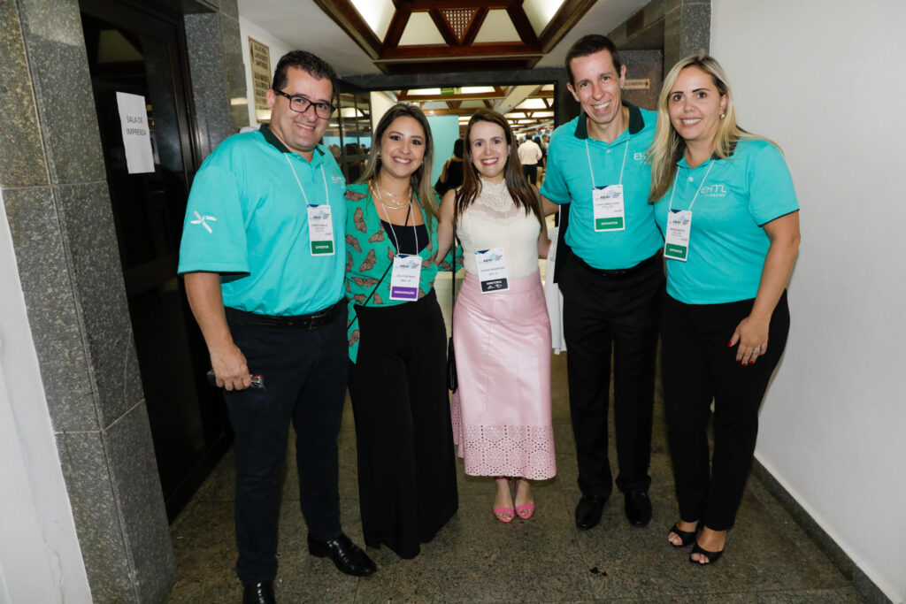 Kelly Castange e Juliana Assumpção, da Abav-SP:Aviesp, entre Roberto Araújo, Flávio Louro e Amanda Mastro, da EHTL