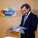 Luis Araujo, presidente do Turismo de Portugal, com a edição especial do M&E