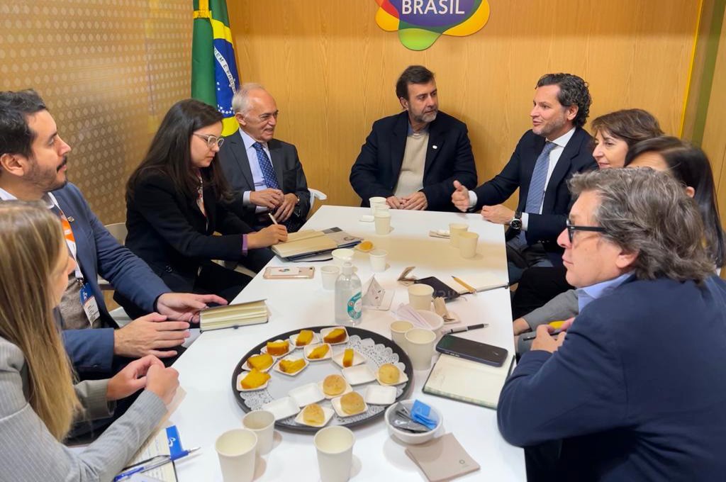 Marcelo Freixo e equipe da Embratur em reunião na BTL 2023