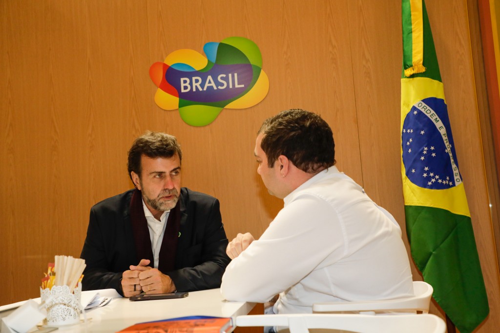 Marcelo Freixo, presidente da Embratur, com Pedro Menezes, editor do M&E