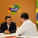 Marcelo Freixo, presidente da Embratur, com Pedro Menezes, editor chefe do M&E
