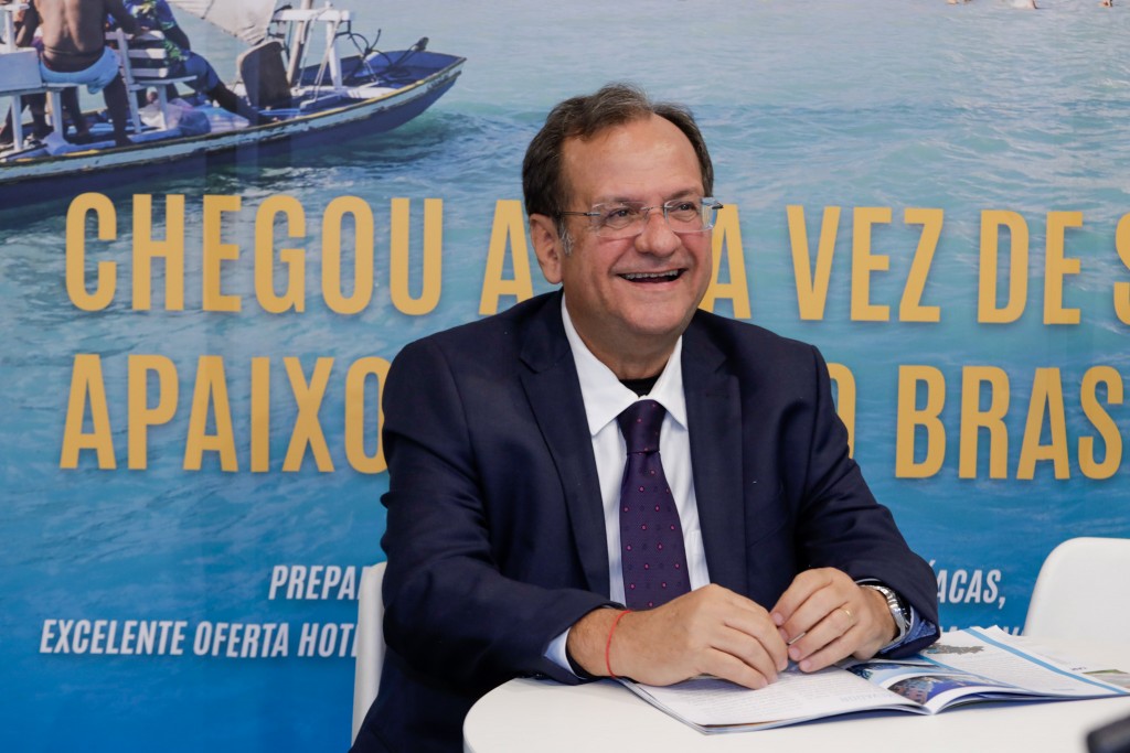 Maurício Bacelar secretário de turismo da Bahia no estande do ME Bahia mantém liderança no turismo nacional, segundo IBGE