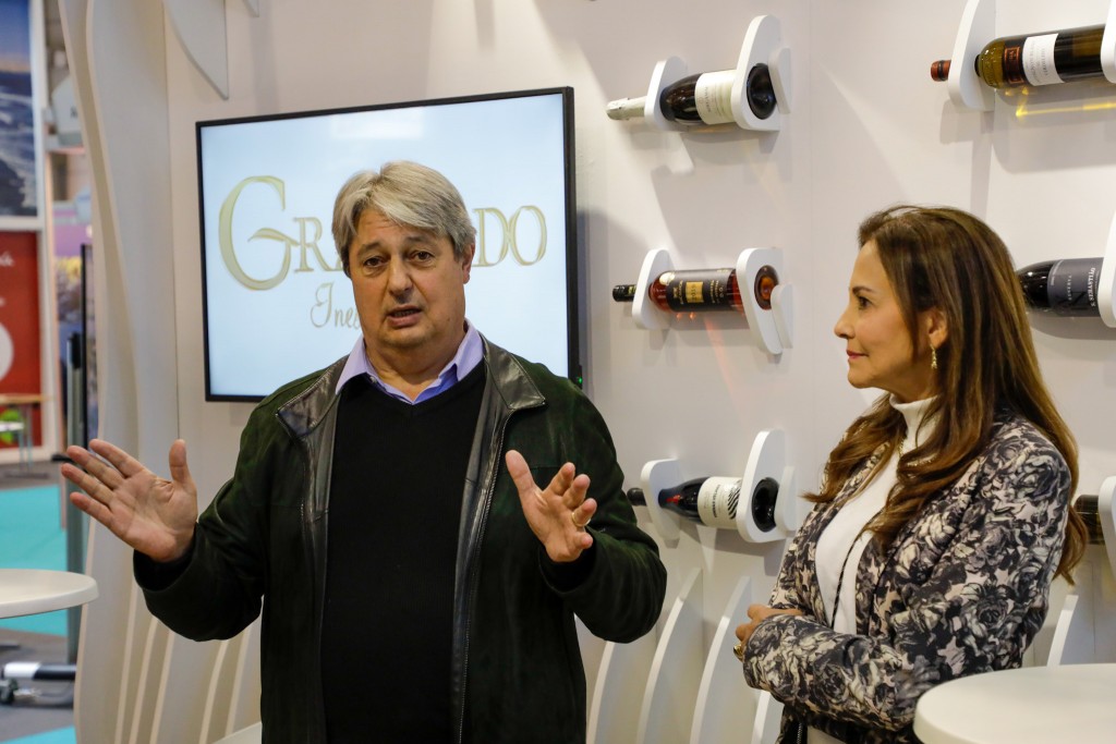 BTL: Gramado (RS) promove coquetel com chocolates e espumante no estande da TAP 4 Nestor Tissot, prefeito de Gramado, e Rosa Helena Volk, secretaria de turismo de Gramado
