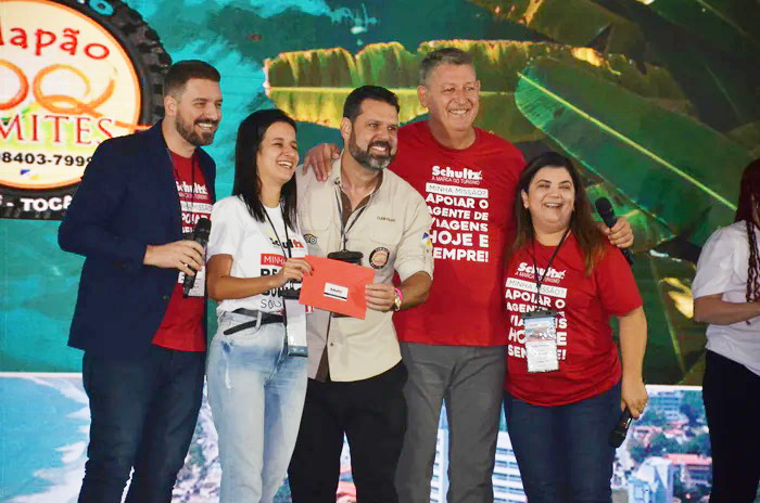 Os agentes ganharam anuidade de vinho e viagens Os agentes ganharam anuidade de vinho e viagens