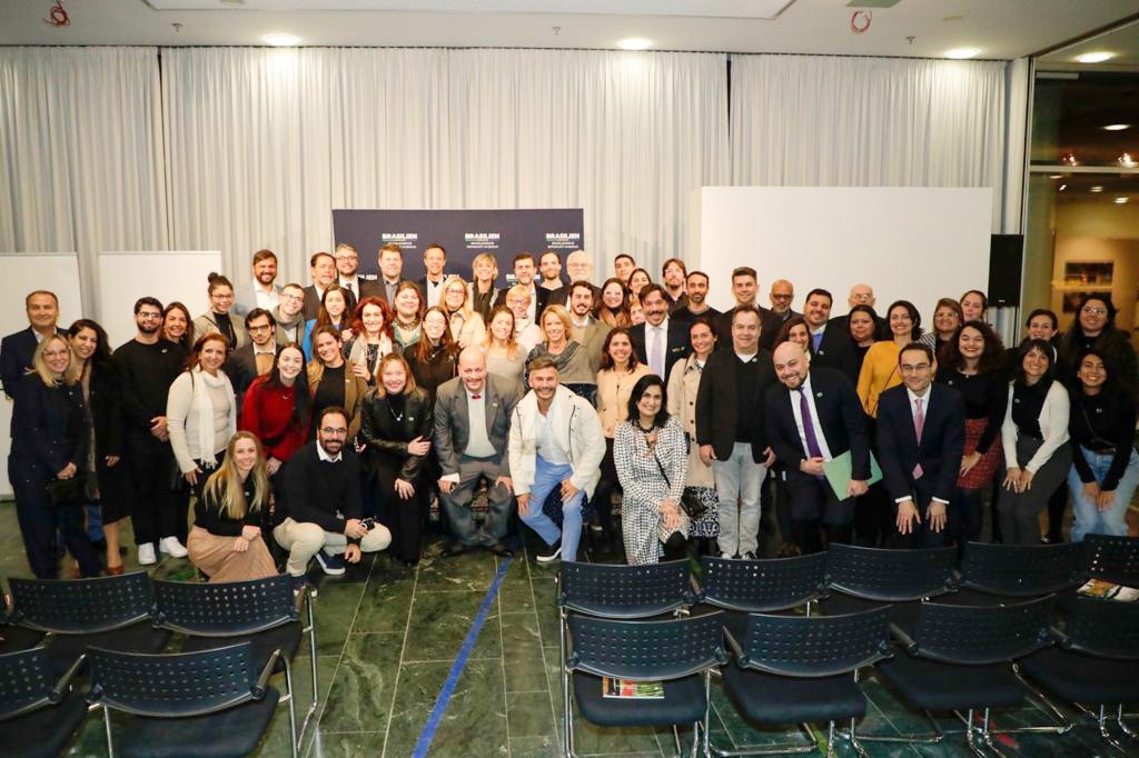 Embaixada do Brasil em Berlim recebe Embratur e delegação brasileira da ITB 2023; fotos Reunião na Embaixada do Brasil em Berlim