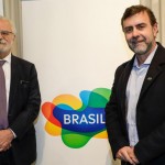 Roberto Jaguaribe, embaixador, e Marcelo Freixo, presidente da Embratur, em evento na Embaixada
