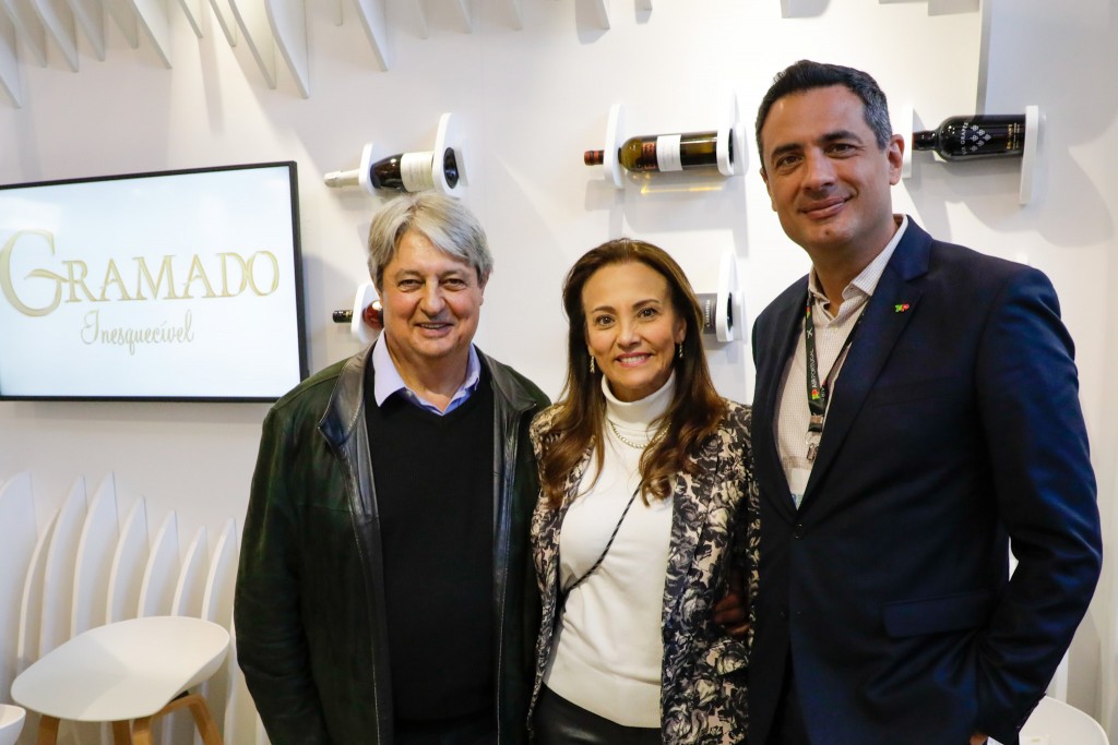 BTL: Gramado (RS) promove coquetel com chocolates e espumante no estande da TAP 2 Rosa Helena Volk, secretaria de turismo de Gramado, Nestor Tissot, prefeito de Gramado, e Carlos Antunes, da TAP durante BTL