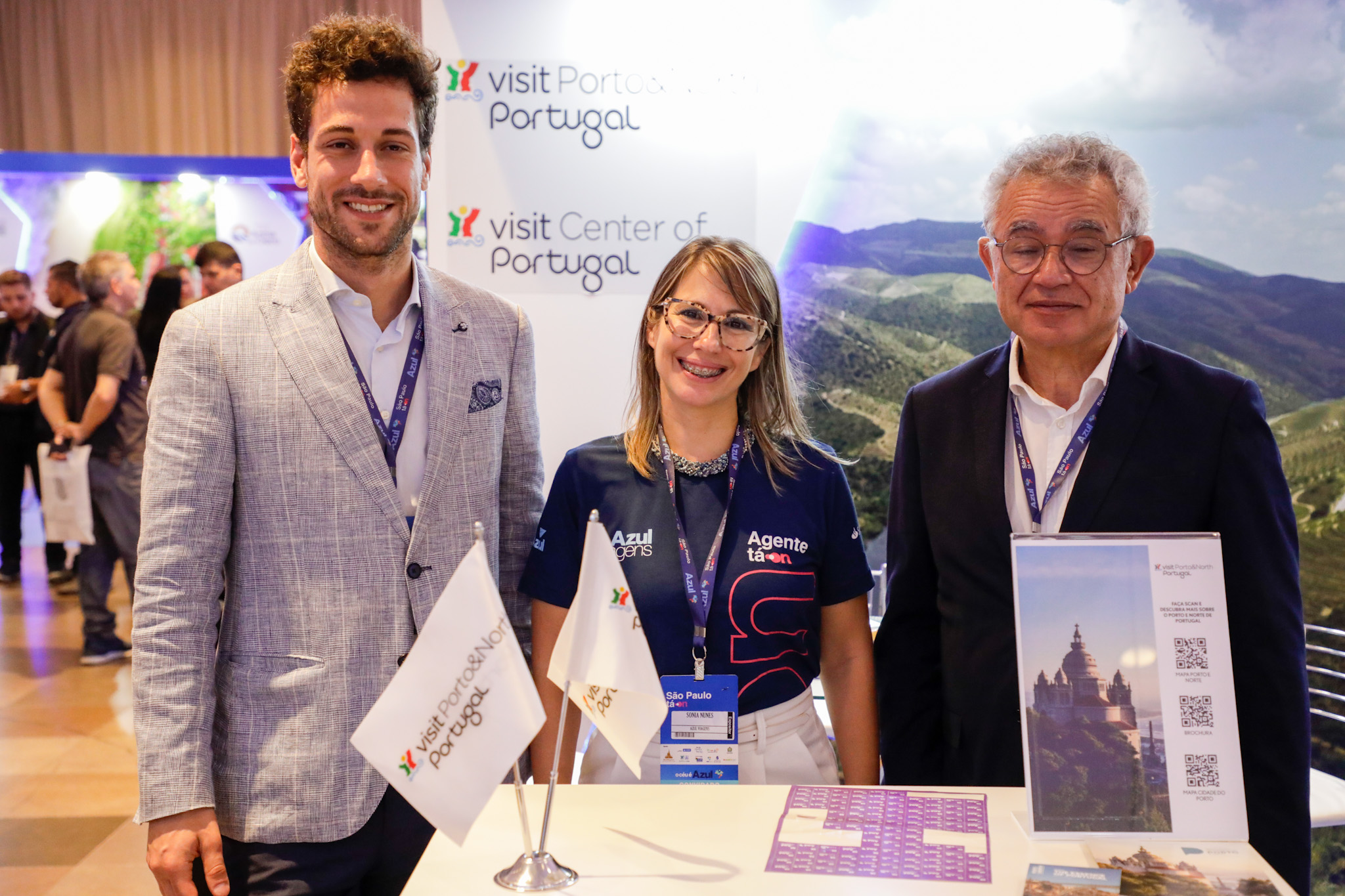 Sônia Nunes, da Azul Viagens, entre Felipe Pinto e Antônio Santos, do Turismo de Portugal