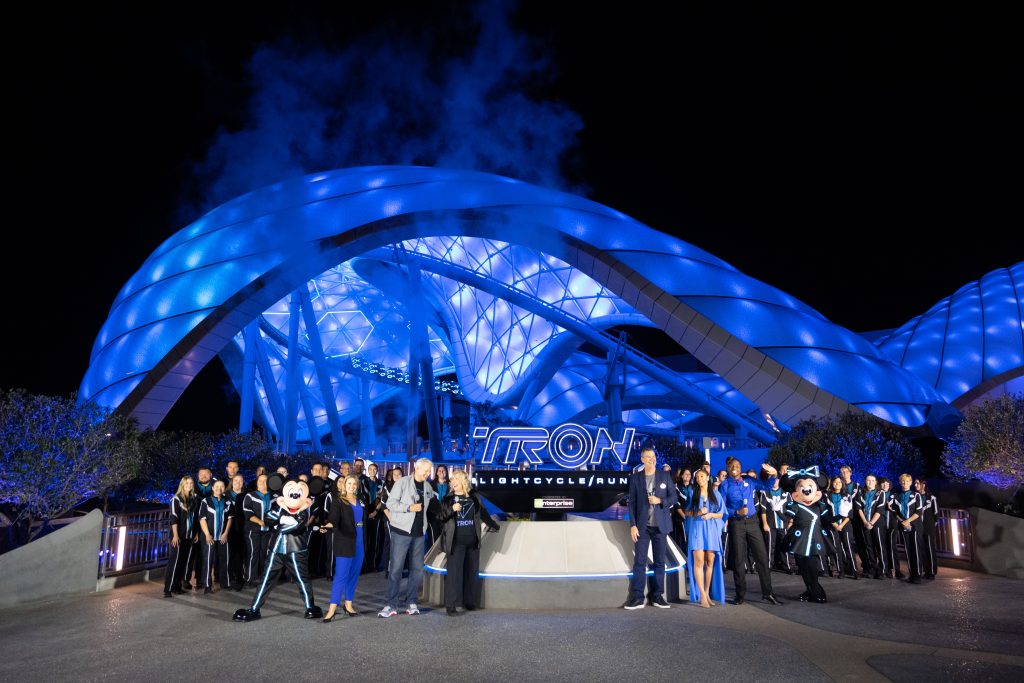 TRON Lightcycle Run Celebration Disney divulga detalhes e produtos exclusivos da nova montanha-russa de "Tron"; veja fotos