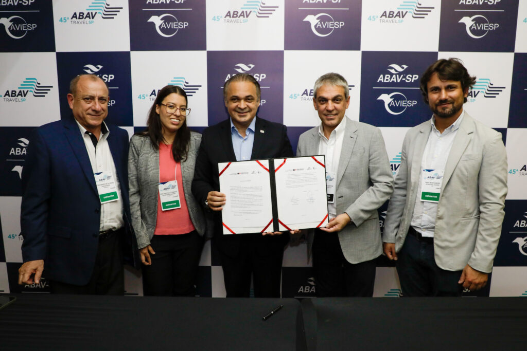 Corte da fita e assinatura de protocolo de intenções marcam primeiro dia de Abav TravelSP 2 Toni Sando do Visite Sao Paulo Ana Clemente da Setur SP Roberto de Lucena secretario de Turismo de Sao Paulo Fernando Santos da Abav SP e Aviesp e Fabio Montanheiro da Setur SP Corte da fita e assinatura de protocolo de intenções marcam primeiro dia de Abav TravelSP