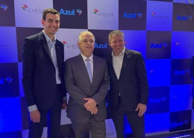 Fabio Campos, diretor de relações institucionais da Azul, Márcio França, ministro de Portos e Aeroportos e John Rodgerson, CEO da Azul