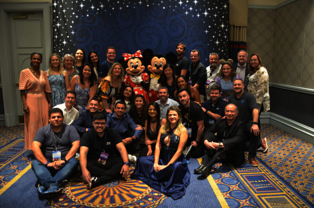 Agentes de viagens finalizaram o dia com encontro com Mickey e Minnie