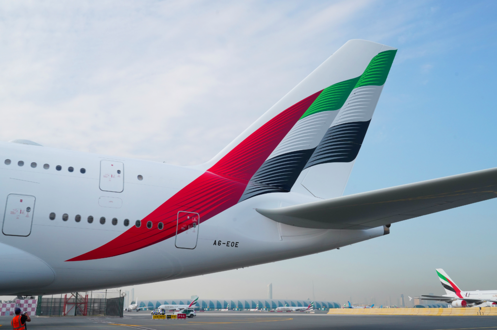 Emirates revela nova pintura de suas aeronaves pela primeira vez em 24 anos Bandeira dos Emirados Árabes Unidos na cauda muito mais dinâmica e fluida, numa espécie de efeito 3D (Divulgação)
