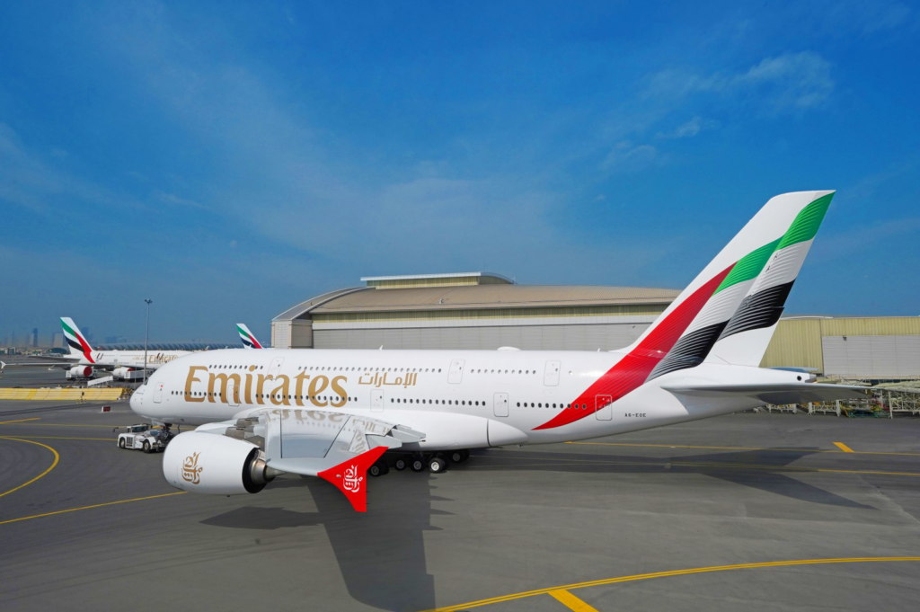 Emirates revela nova pintura de suas aeronaves pela primeira vez em 24 anos Emirates revela nova pintura de suas aeronaves pela primeira vez em 24 anos