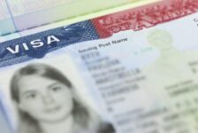 Fila do visto americano de turismo cai para o segundo menor nível em 2024; média é de 32 dias