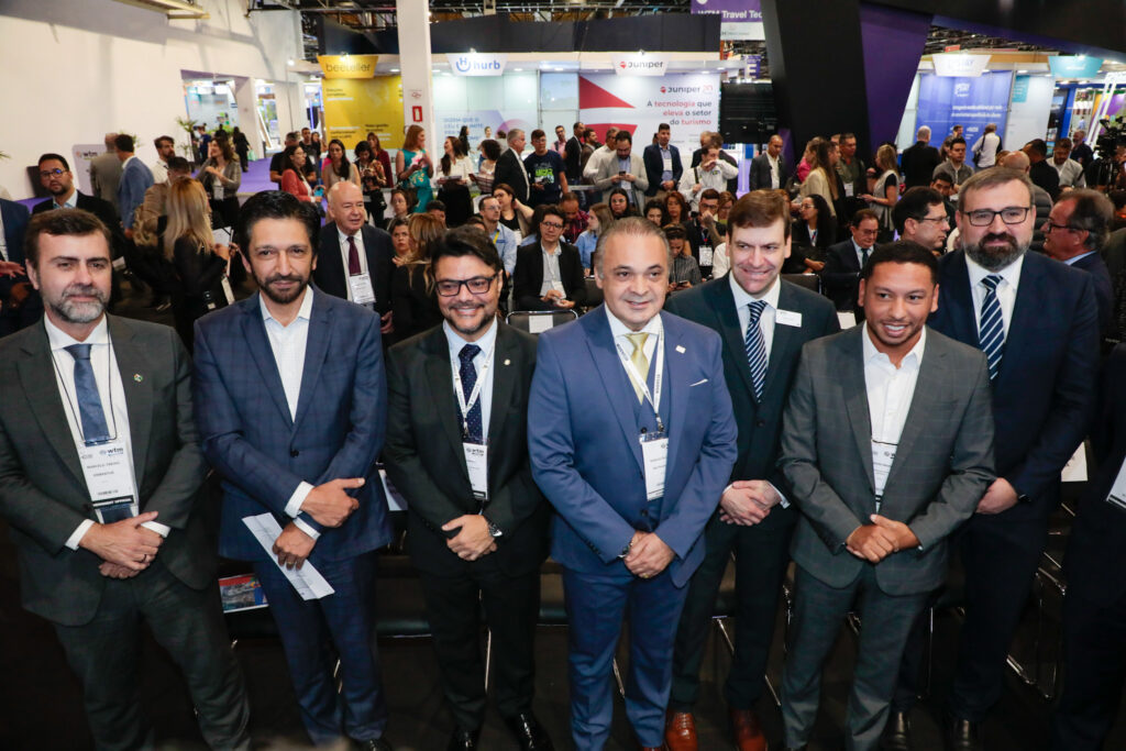 Marcelo Freixo, da Embratur, Ricardo Nunes, prefeito de São Paulo, Bento Nunes, do MTur, Robeto de Lucena, secretário de Turismo do São Paulo,  Daniel Zanetti, da WTM-LA, Rodolfo Marinho, secretário de Turismo da cidade São Paulo, e Vasyl Zhygalo, diretor de Portfólio Global dos Eventos WTM e ILTM