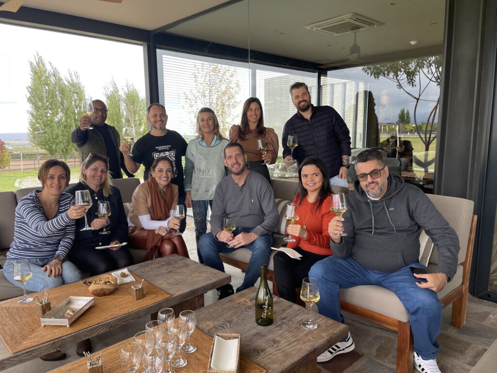 Houve também uma degustação de vinhos de produção local Houve também uma degustação de vinhos de produção local