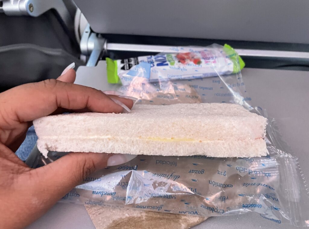 Um sanduíche de presunto e queijo e uma barra de cereal foi servida aos passageiros