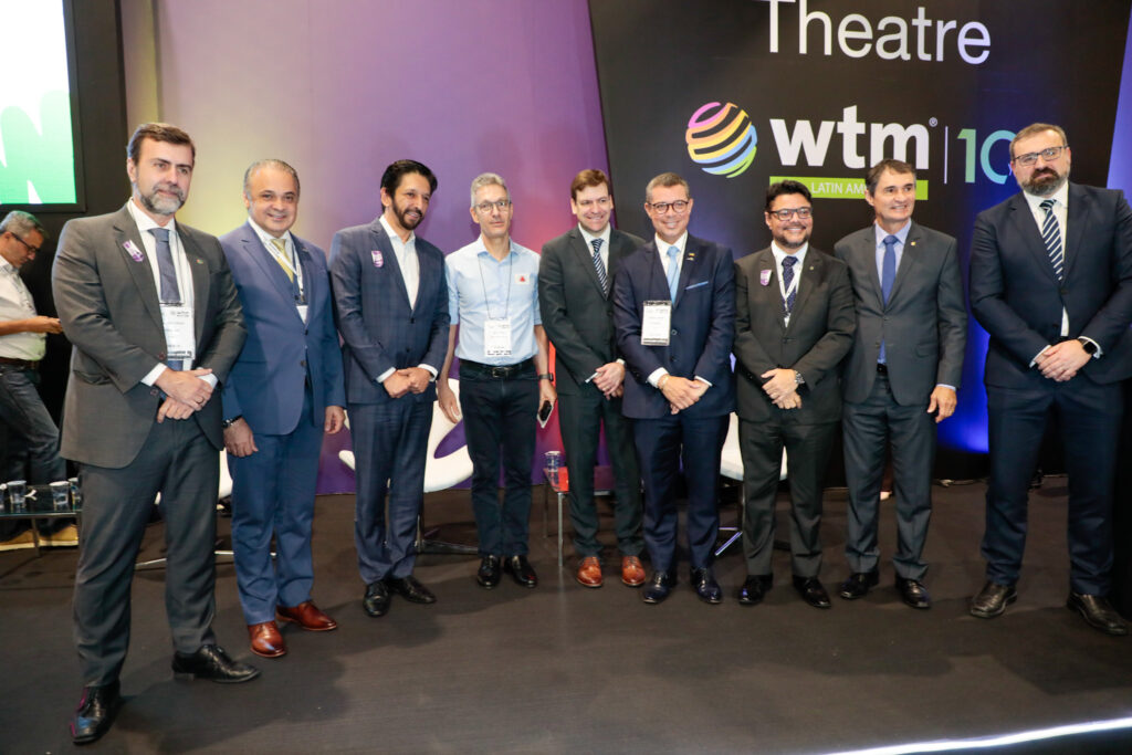 Autoridades presentes na abertura