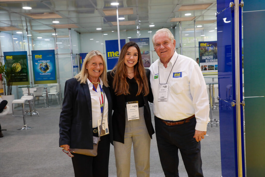 Bárbara Braga, secretaria de Turismo de Alagoas, entre Rosa Masgrau e Roy Taylor, do M&E