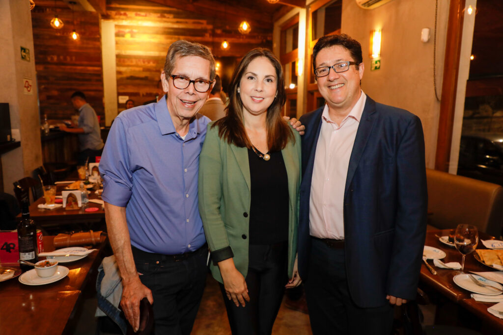 Cássio Oliveira, da Sakura, com Bruna Freitas e Luiz César Turlao, da Aeroméxico