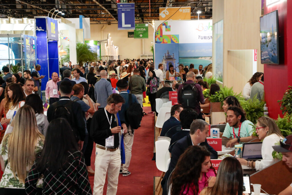 Corredores cheios no segundo dia da WTM-LA Corredores cheios no segundo dia da WTM-LA