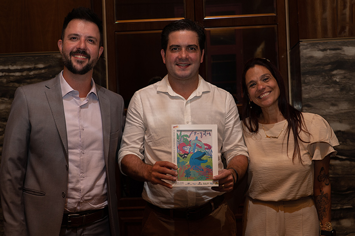 Cristina Muniz e Leonardo Fortes, do SeaWorld, com Fernando Nobre, da RCA Cristina Muniz e Leonardo Fortes, do SeaWorld, com Fernando Nobre, da RCA