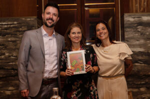 Cristina Muniz e Leonardo Fortes, do SeaWorld, com Joice Souza, da Magic Blue