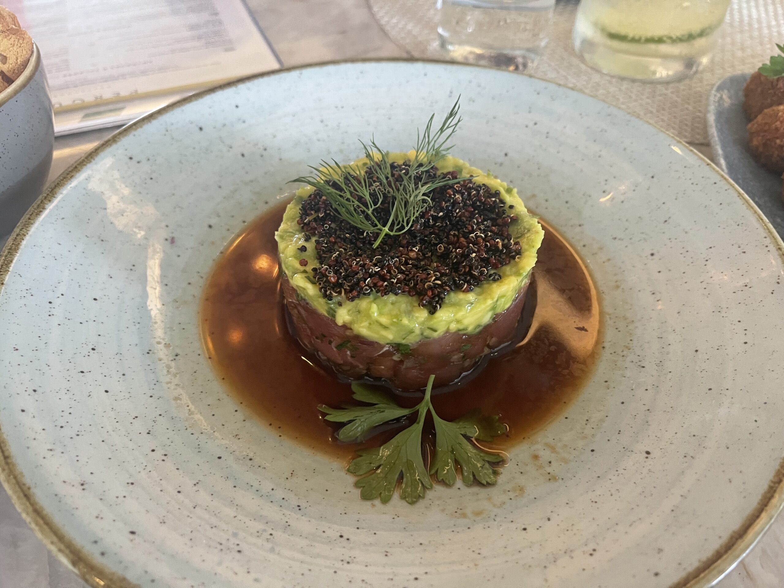 Crudo de atum servido no Pérgula Crudo de atum servido no Pérgula