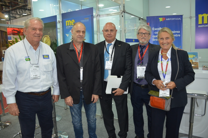 Pablo Carrion e Afonso Martinez, da Master Flights junto com Miguel Andrade, da Transmundi entre Roy Taylor e Rosa Masgrau, do M&E Pablo Carrion e Afonso Martinez, da Master Flights junto com Miguel Andrade, da Transmundi entre Roy Taylor e Rosa Masgrau, do M&E