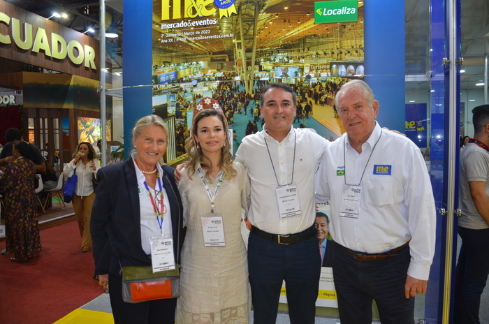 Rosália Lucas e Ferdinando Lucena, da PBTur, entre Rosa Masgrau e Roy Taylor do M&E