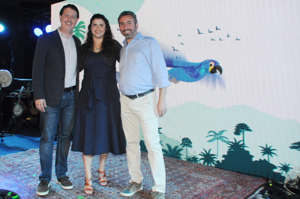 Azul Viagens reconhece mais de 100 parceiros com entrega do Prêmio Arara Azul; veja fotos 2 Daniel Bicudo Giulliana Mesquita e Ricardo Bezerra da Azul Viagens 1 Azul Viagens reconhece mais de 100 parceiros com entrega do Prêmio Arara Azul; veja fotos