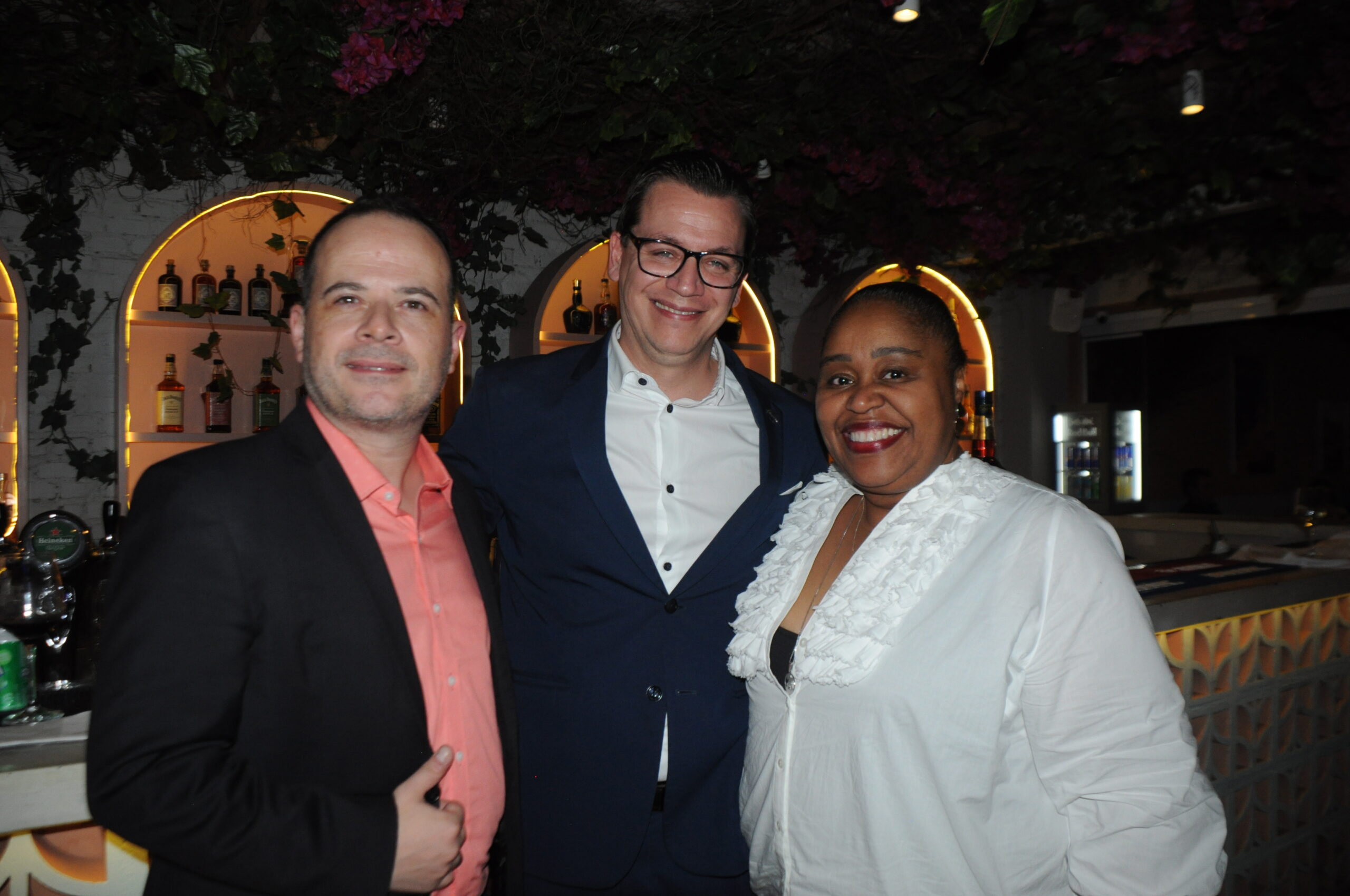 Daniel Rocha e Erick Garnica, de Palm Beaches, com Georgia Mariano, da Diversa Daniel Rocha e Erick Garnica, de Palm Beaches, com Georgia Mariano, da Diversa