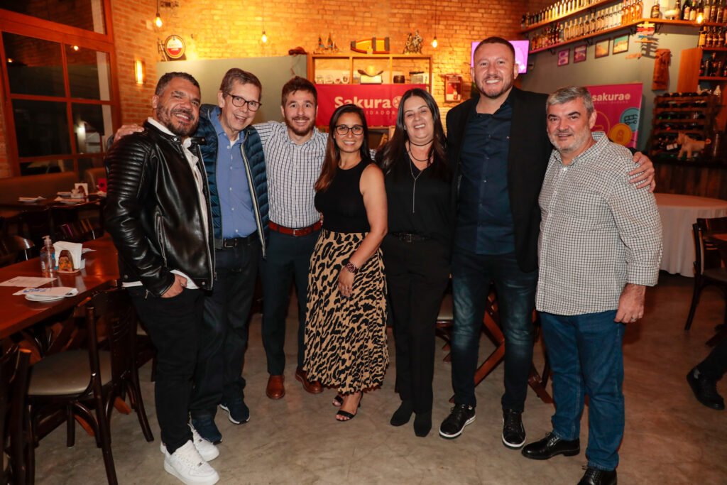 Danilo Barbizan, da Delta, com equipe da Sakura