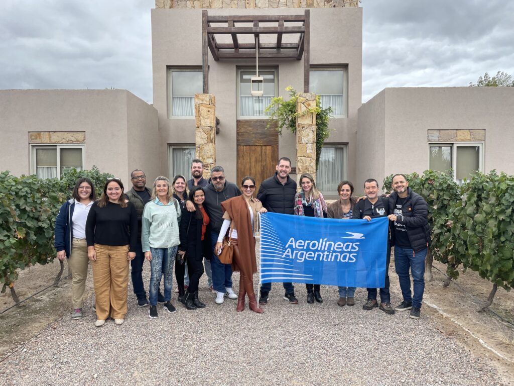O fam esta sendo realizado pela Aerolíneas Argentinas e escritório de Turismo de Mendoza O fam esta sendo realizado pela Aerolíneas Argentinas e escritório de Turismo de Mendoza
