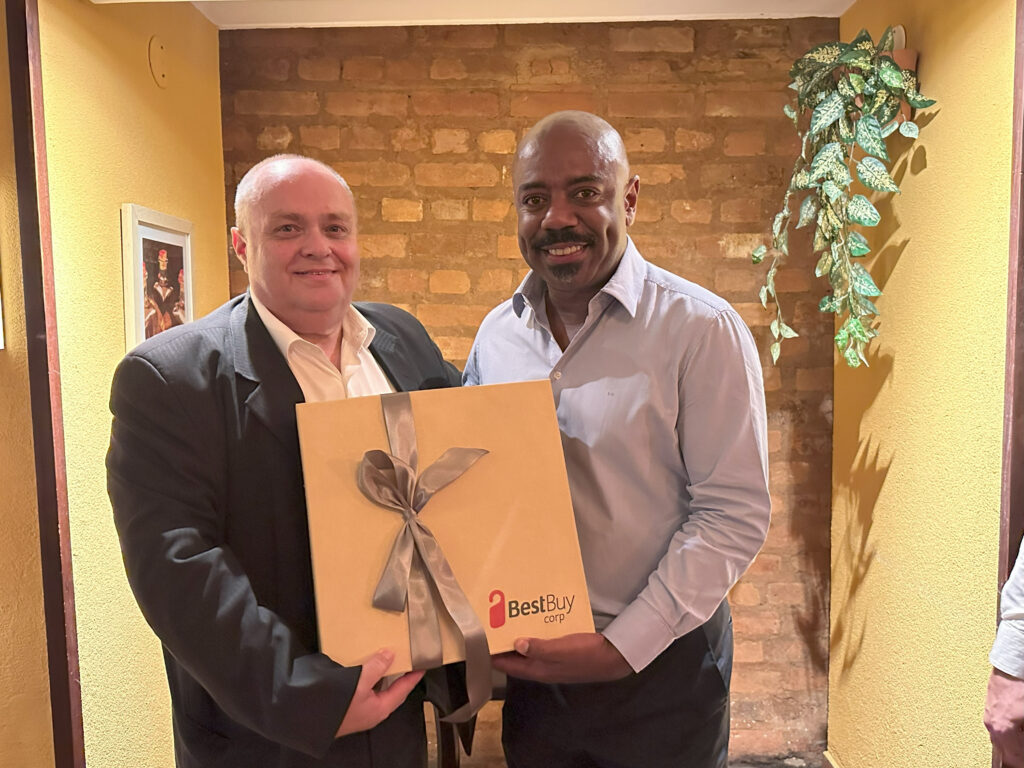 Edilson Cezaro (Cantatur) e Esequiel Santos (BestBuy Travel) Edilson Cezaro (Cantatur) e Esequiel Santos (BestBuy Travel)