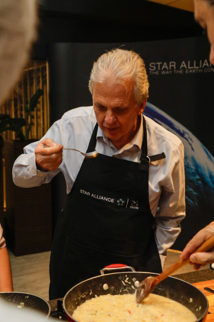 Edmar Bull, da Copastur, na cozinha da Star Alliance