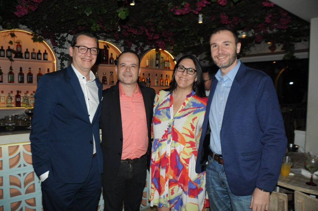 Erick Garnica e Daniel Rocha, de Palm Beaches, com Lizandra Pajak e Denis Ribeiro, da Aviareps Erick Garnica e Daniel Rocha, de Palm Beaches, com Lizandra Pajak e Denis Ribeiro, da Aviareps
