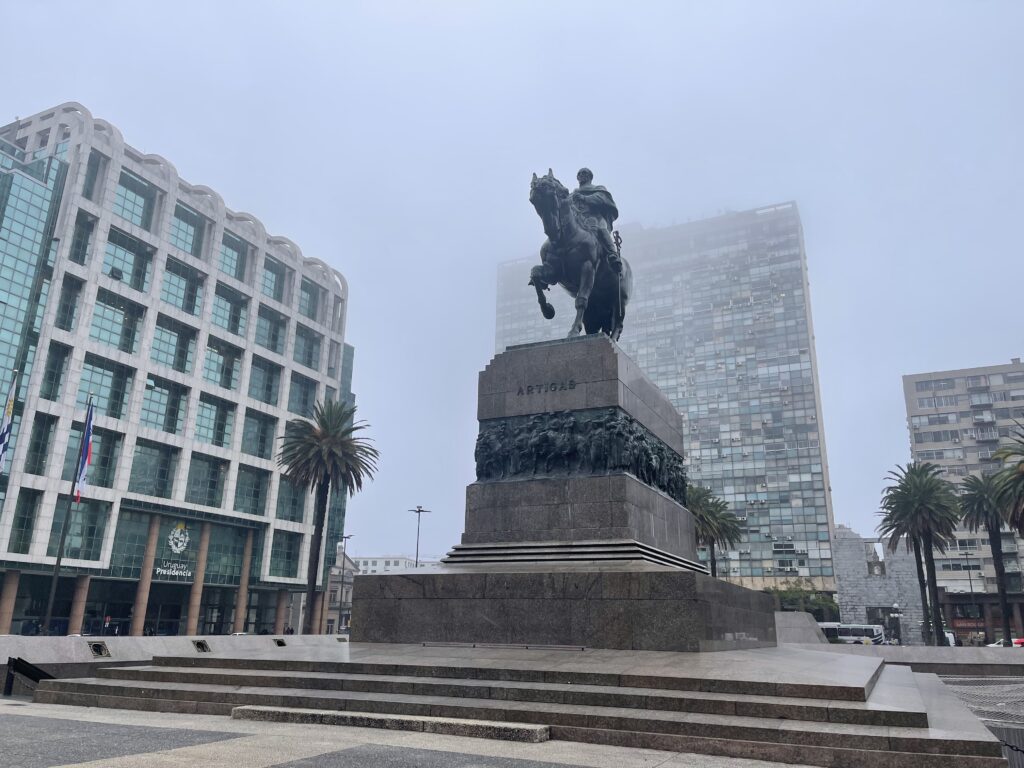 Estátua em homenagem ao General José Artigas