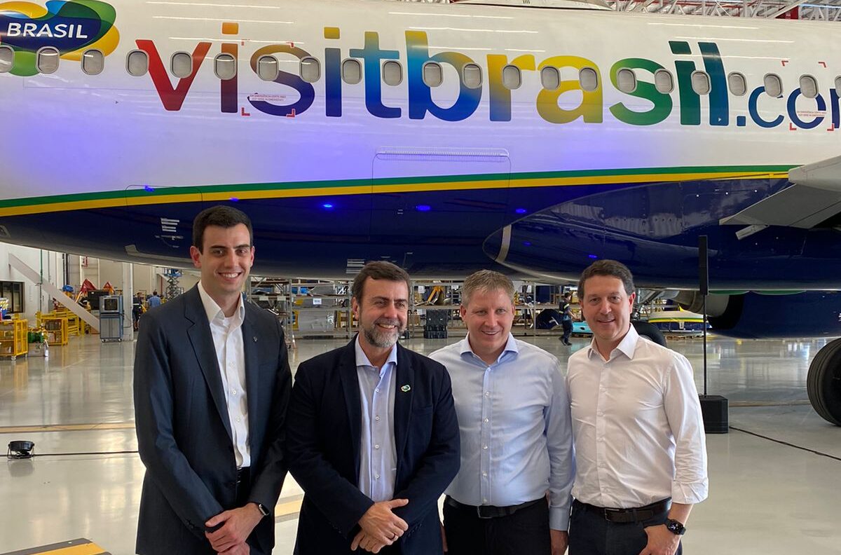 Fabio Campos diretor Relacoes institucionais Azul Marcelo Freixo presidente Embratur John Rodgerson CEO Azul e Daniel Bicudo diretor Marketing e Negocios Azul e1680640172779 Azul adesiva aeronaves com a "Marca Brasil"