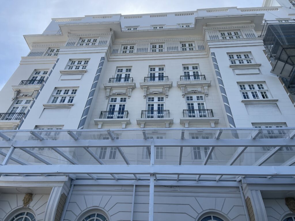 Fachada do hotel está sendo reformada para trazer à tona elementos originais Fachada do hotel está sendo reformada para trazer à tona elementos originais