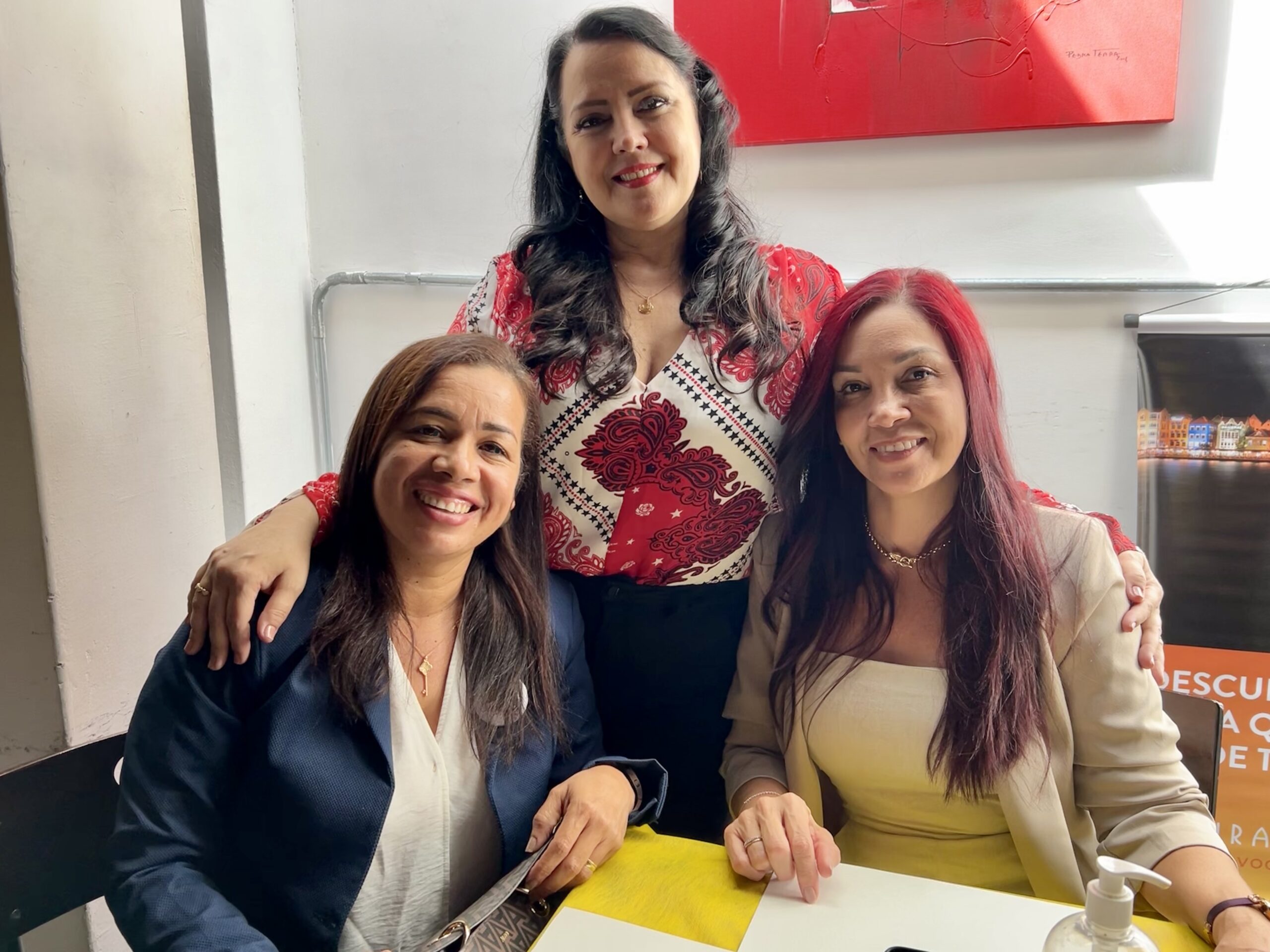 Lucila Elles e Blanca Sancivier, da Curaçao Vacations Tours, com Andréia Matos, da Kontiki Lucila Elles e Blanca Sancivier, da Curaçao Vacations Tours, com Andréia Matos, da Kontiki