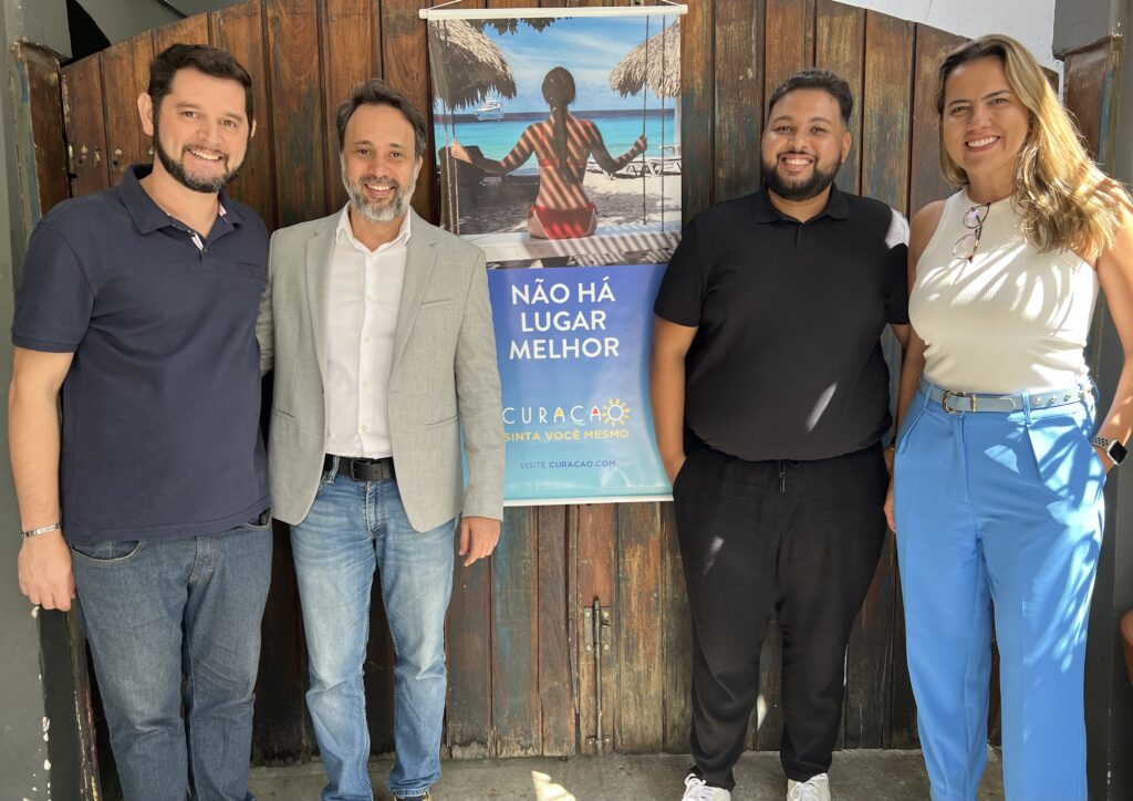 Marcos Junior, de Curaçao, Alex Bernardes, diretor da LGBT+ Turismo Expo, Vinicius Dantas, de Curaçao, e Graziella Delicato, da CCR Aeroportos