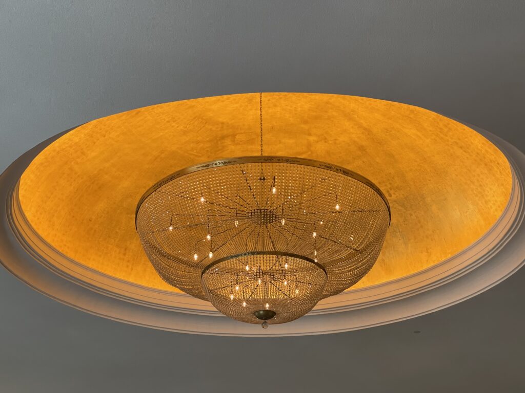 Imponente lustre do Golden Room Imponente lustre do Golden Room