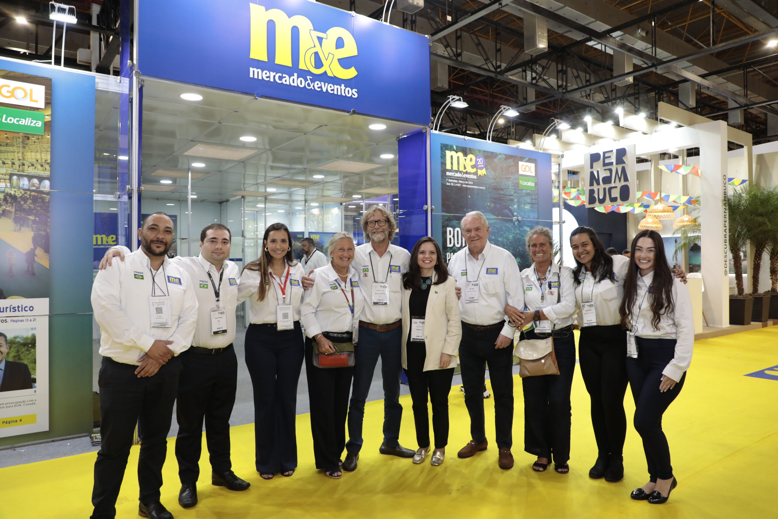 Jaqueline Gil, da Embratur, com a equipe do M&E Jaqueline Gil, da Embratur, com a equipe do M&E