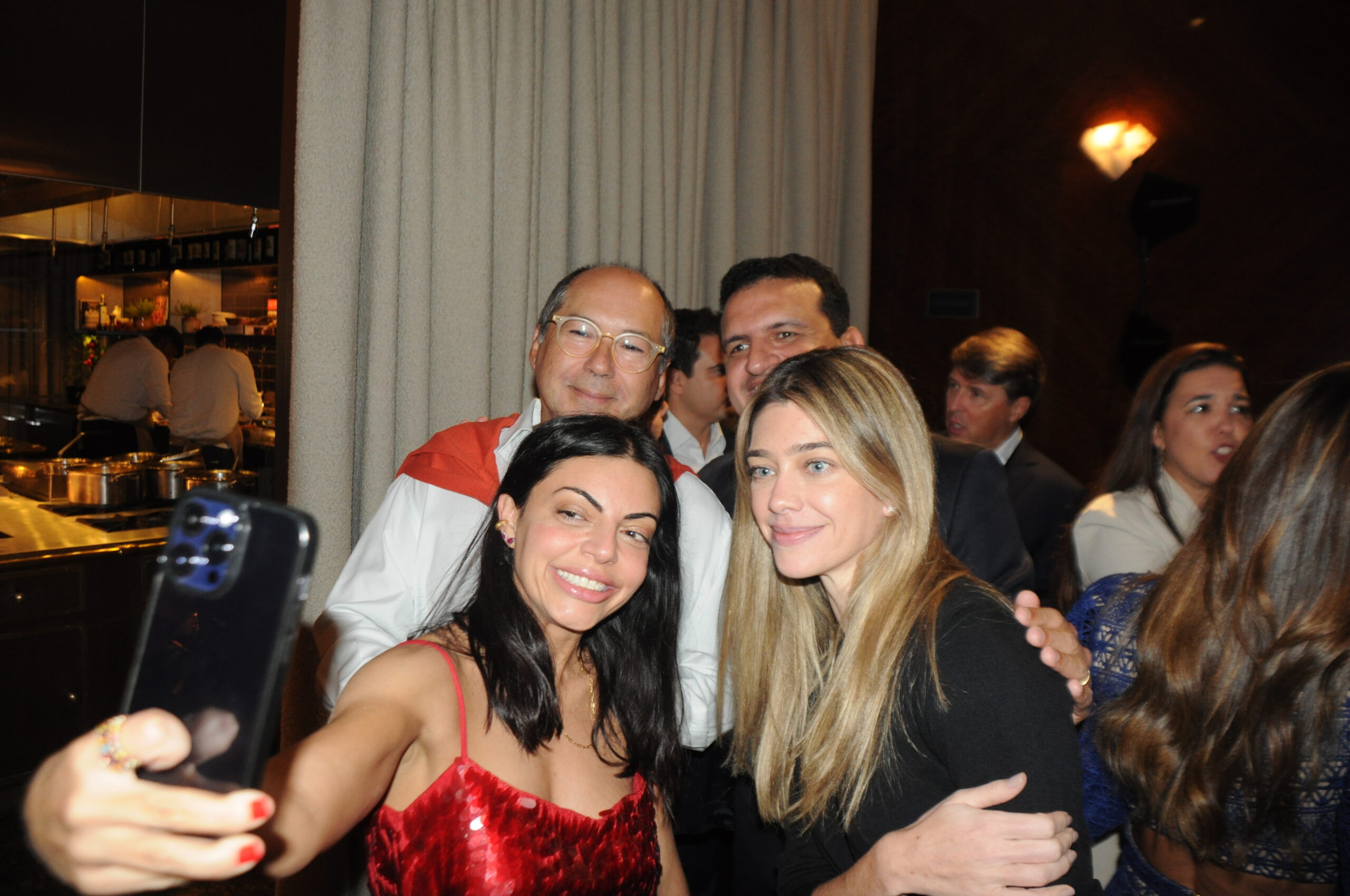 Jean Saraiva faz selfie com parceiros no evento Jean Saraiva faz selfie com parceiros no evento