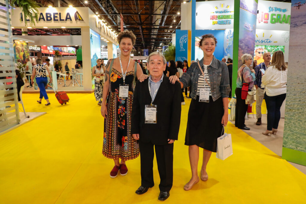 Kuniji Fujita, da Fujita Turismo, entre Pamela Azenha e Ingrid Azenha, da Valtur Experience