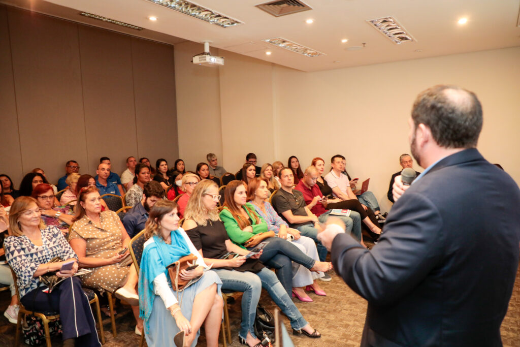 Pablo Zabala falando sobre os produtos da Carnival Cruise Line Pablo Zabala falando sobre os produtos da Carnival Cruise Line