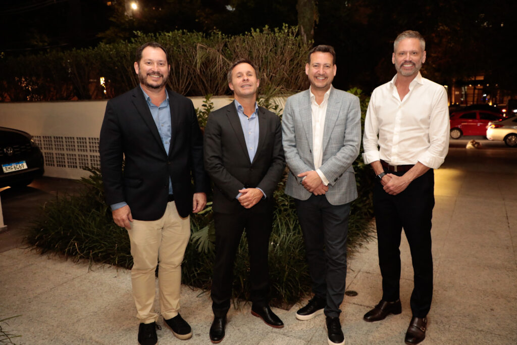 Pablo Zabala, da Discovery Cruise; Charlie Ryan, da Discover The World na América Latina; Iain Baillie e Adolfo Perez, da Carnival Cruise Line Pablo Zabala, da Discovery Cruise; Charlie Ryan, da Discover The World na América Latina; Iain Baillie e Adolfo Perez, da Carnival Cruise Line