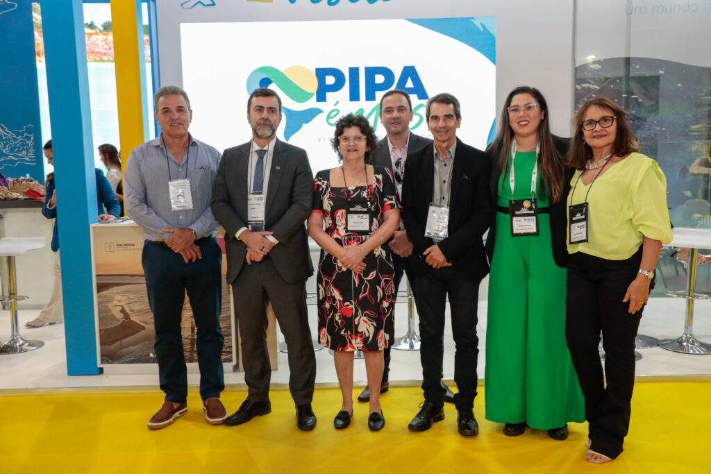 Marcelo Freixo, presidente da Embratur, com Ana Costa, secretaria de Turismo do Rio Grande do Norte, com expositores